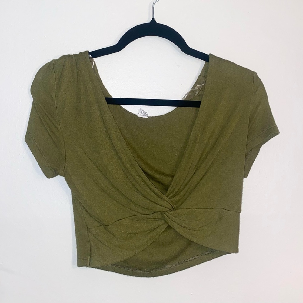 Green cropped shirt with crossing front